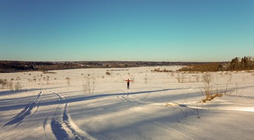 Поле южнее железной дороги.