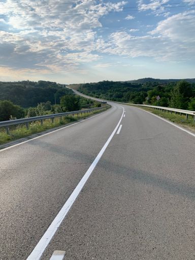 Végig szinte üres utak, gyönyörü tájjal