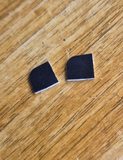 Zwei Fetzen von Plastikkarte ausschneiden 