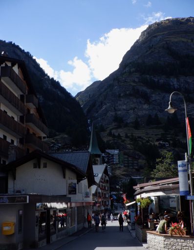 One of the main east-west streets by the the hotel. The gorge ahead goes up to Trift. I will descend it on the Platthorn/Mettelhorn run.