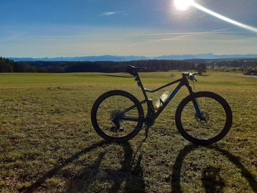 Schönes Bild.  Schönes Fahrrad vor schöner Landschaft 