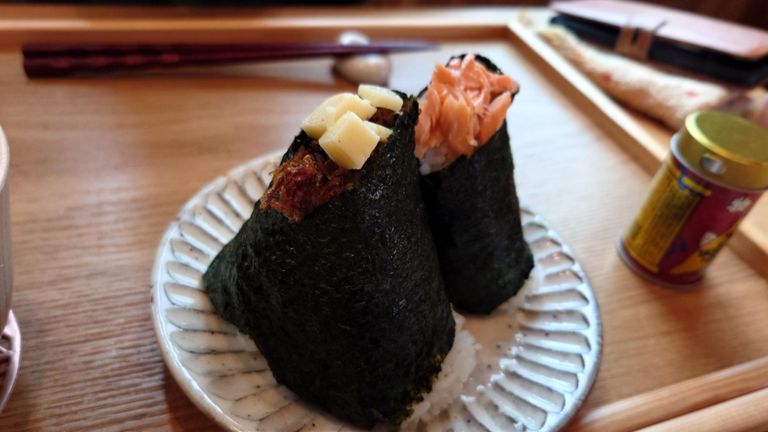 奥様は焼鮭とチーズおかかを注文♪