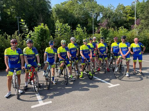 Entre Alan et Gérard (4ème en partant de la gauche)