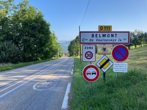 Veel borden bij het binnenrijden van Belmont, en dan vergeten ze nog het belangrijkste: « Commune jumelée avec Schrijfmont et Laatmont–Vlugietsweten » .