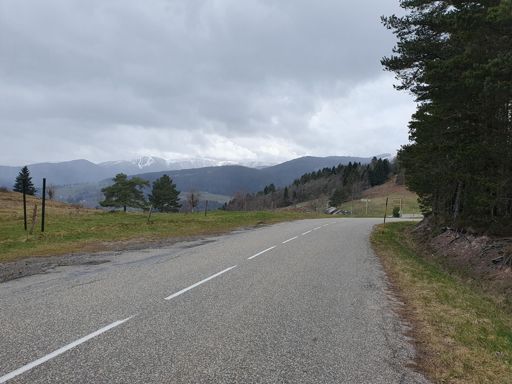 Vue sur le Hohneck sous des giboulées de neige à partir du col du Wettstein