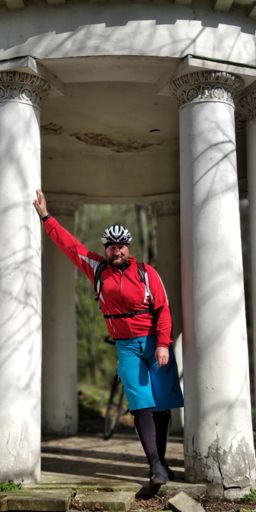 Бородач и колонны