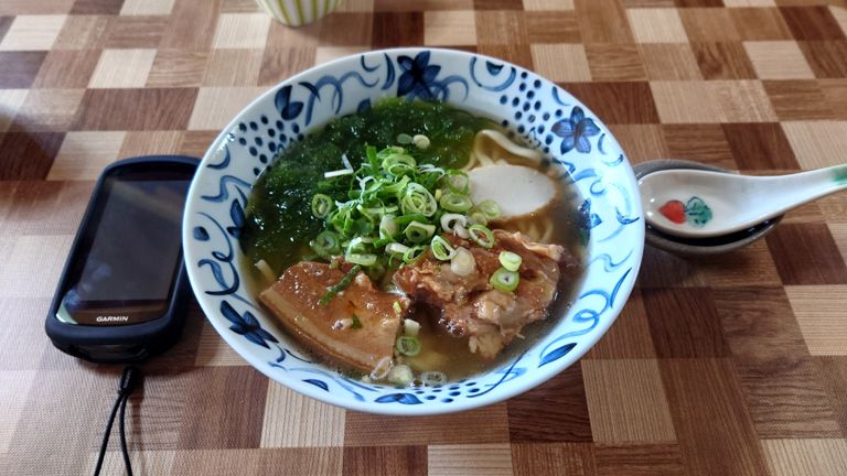 今日はお店に来るまでの消費カロリーが大きかったので、やんばるそばと、