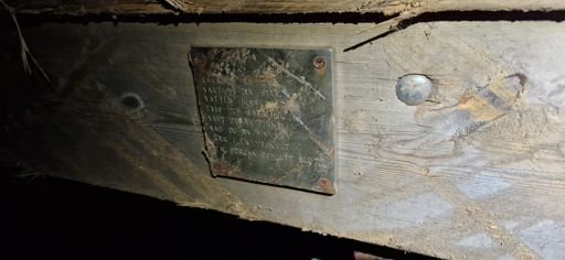 Visdomsord på en bro vid Gamsen ute i ingenstans.