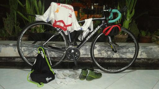 Lumayan bisa gowes setelah seminggu absen, NR sekalian futsal. Capek tapi seger :D