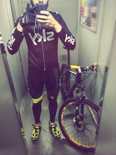 New suit. New frontwheel, new grips and contact shoese/pedals.

Old bike, like an old friend.