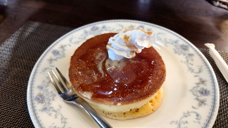 このパンケーキが表面カリっとしていて美味しかった。ホイップがコーヒーだけだと余る量だったので、このあとパンケーキに塗りたくって食べた😋