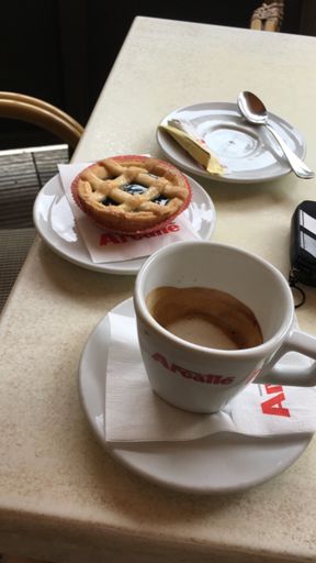 Machiatto + crostata alla marmellata di frutta di bosco