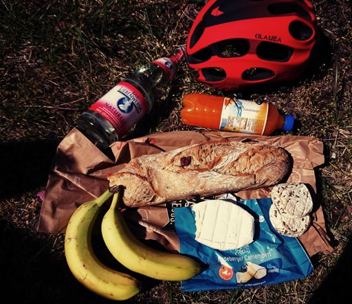 Vollstopfen zum Mittag in Jessen nach den ersten 100km. Längere Radtouren stellen einen dieser Tage vor eine Herausforderung. Restaurants und Cafés sind noch geschlossen, Bäckerein auf dem Land machen meistens noch vor dem Mittag schon wieder zu, bleiben nur Supermärkte und Döner!
