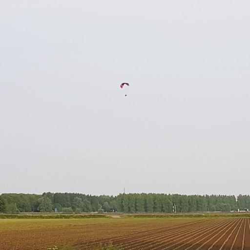 Aan het einde van de straat waren ze weer aan het paravliegen 😊