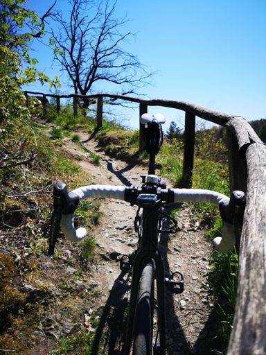Erst verfahren und der eingezeichnete Weg entpuppte sich als Kletterpfad. Zum Glück lassen sich Rennräder leicht tragen.