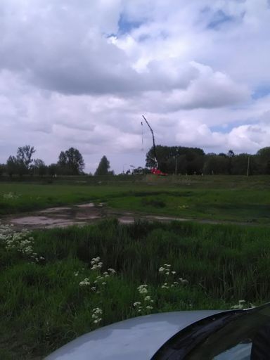 Als je goed kijkt, zie je daar een fiets hangen.