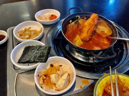 내 마음이 향한 곳은
돼지고기김치찜(8,000) + 고기추가(5,000)