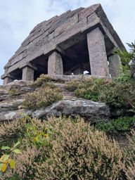 Les deux donons depuis la maison