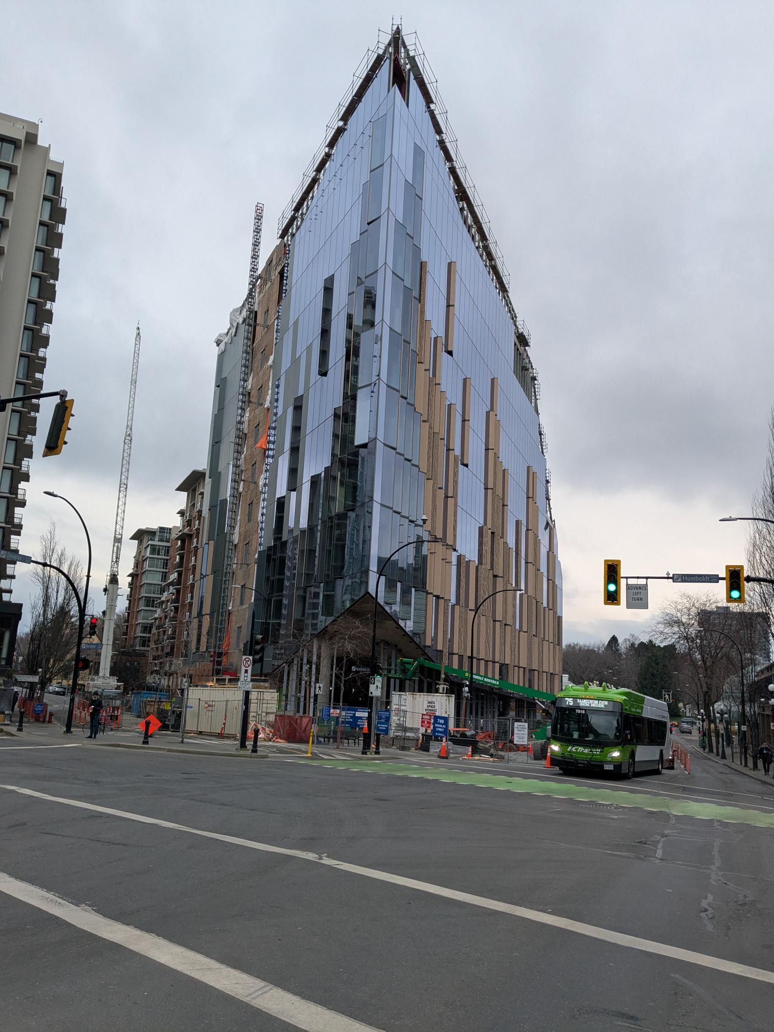 Had to run a quick errand downtown, this building is new to me...!!