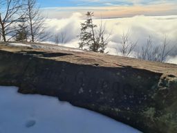 Un petit Donon avec de la neige, du soleil et une mer de nuages SVP