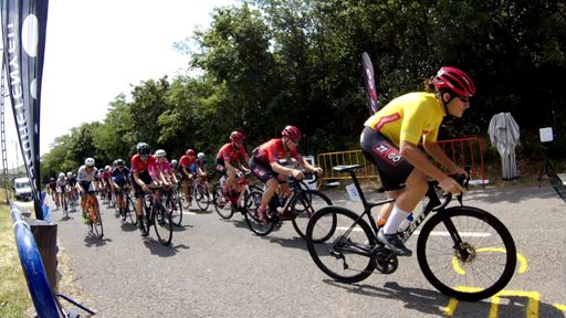 Indul a verseny!  Az első mászás "lassú" rajt volt, nekem "csak" 300W kellett hozzá. :D  Az élen a Tour De Pécs versenysorozatban vezető Balogh András, ezért van sárga mezben a Zengős helyett.