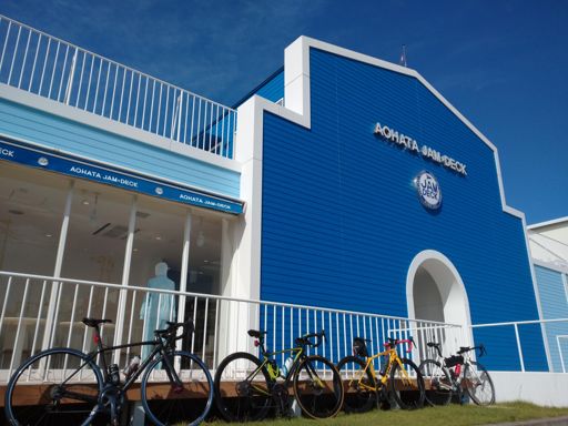 アオハタジャムのデッキへ 社会見学の小学生と戯れる