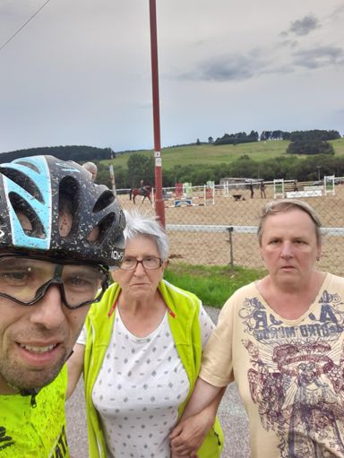 Záver trate  išiel  aj okolo domu mojej babky tak prišla  povzbudiť.... Náskok bol dobrý  tak sme si dali s babkou a tetou  jedno selfííčko...😉😎