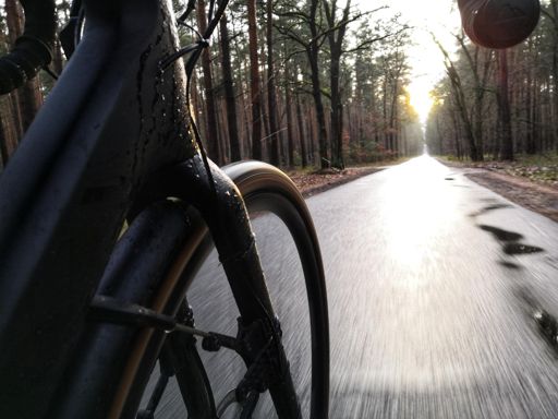 Kaum zu erkennen, die Wassertropfen, die vorne nach oben rausgeschleudert werden und durch den Fahrtwind auf den Knien/ Unterschenkeln landen 💦