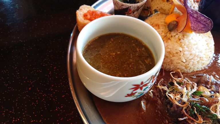 にぼしのカレー、節系の味で意外と美味しかった。