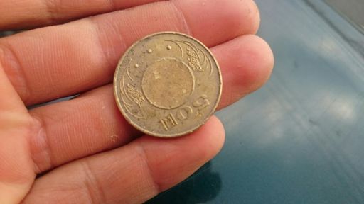 下班騎機車停紅綠燈又撿到50