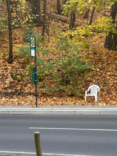 Wartehäuschen 2.0, ohne Überdachung, dafür Armlehnen und abwaschbar👍