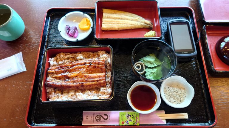 自分はうな重ハーフと白焼きハーフのセットを注文♪ 白焼きはわさび醤油や塩コショウでいただくが、わさび醤油は和風の魚料理、塩コショウはちょっと洋風な魚料理となって、いろんな味を楽しめたのがよかった👍