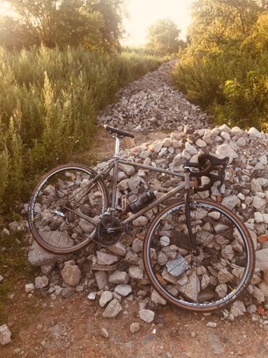 Zde diky nejakymu saskovi, co na normal cestu vysypal tyhle shity jentak z kary tak jak to padlo. Se to nedalo prejet, prejit ani prelizt. Jsem docela horel. To doufam, ze mu vyresi karma nejakej shit