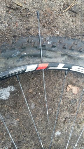 Łańcuch spadł za kasetę, urwał szprychę, a ta przebiła taśmę i guma... 👹