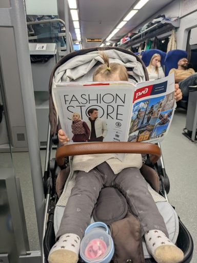 Деловой пипс, в свои неполные полтора уже изучает прессу 