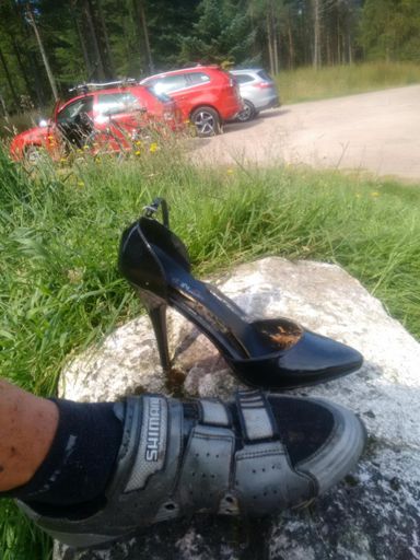 Doesn't quite shiw the size of this shoe, I'm a size 11 and it was bigger than that. Frighteningly wide as well.... I think only found through speciality online retailers...