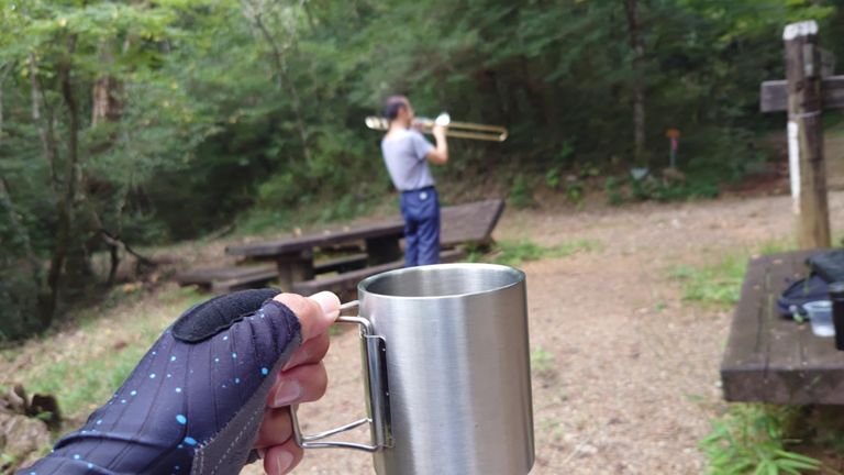 トロンボーンの生演奏を聴きながら美味しい珈琲をいただく😋 
ちなみにこの方、何年か前にもここで見かけた方で 昔は自転車(話からするとランドナー?)にも乗ってたらしい。
グラベルロードは初めて見たらしく、ドロップハンドル+ブロックタイヤの組み合わせに驚いてた。