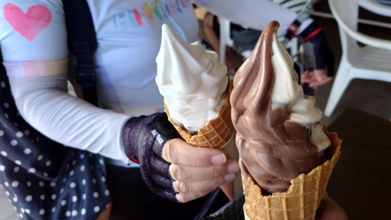 道の駅 伯方S・Cパークで二回目のデザート😋 自分はチョコと塩のミックス、奥様はレモンソフトを注文♪