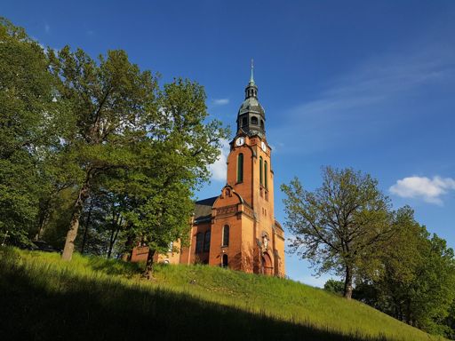 Lutherkirche Harthau – Harthau war Ausgangspunkt der industriellen Revolution in Sachsen, die rasant wachsende Bevölkerung erforderte bald ein größeres Gotteshaus (und an finanziellen Mitteln mangelte es nicht 💁🏼‍♂️).