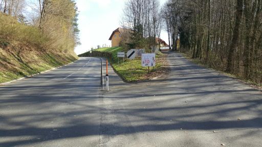 Na tabli: "Baba Greta napunila 50! Čestitke." Plus fotke razne od "babe" :-)