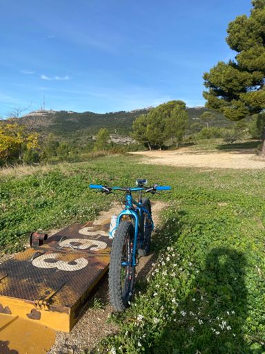 Relais de l'Etoile en arrière-plan 