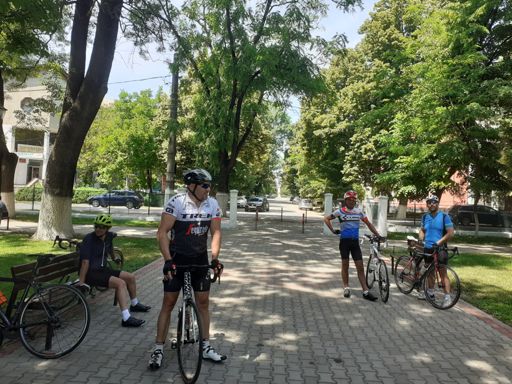 Corabia - răcoare oferită de arborii mari, de care-i plin orașul.