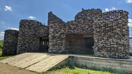 Экспонат сделан полностью из деревянных брусков. Весьма оригинально. Вот скажите, чем был автор вдохновлён, когда такое придумывал?