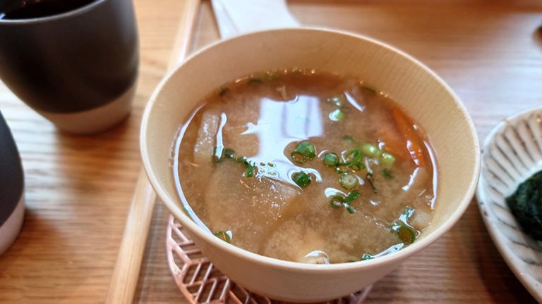 こちらは王道の豚汁。大根、にんじん、ごぼうなど入っていて、我が家ではこちらの味の方が馴染みがある。