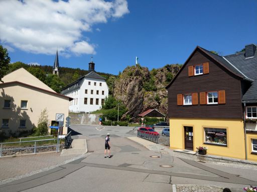 Person, die einen Felsen fotografiert.