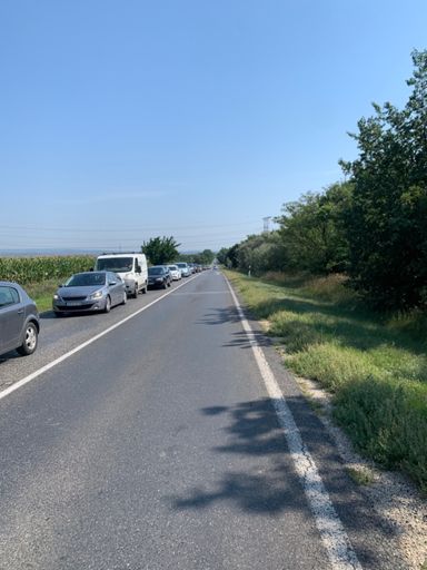 Martonvásár előtti kis emelkedőn már egybefüggő kocsisor  Velence fele