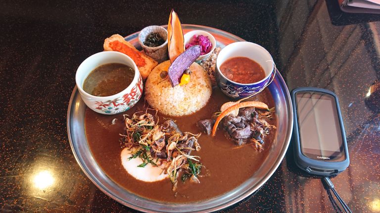 カレーがやってきました。　どこから食べようかちょっと考えた（笑）