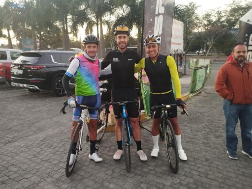 Irving Pérez (derecha) triatleta olímpico 
Uri martins (centro) ex ciclista profesional 
Irving Aguilar (izquierda) ciclista olímpico