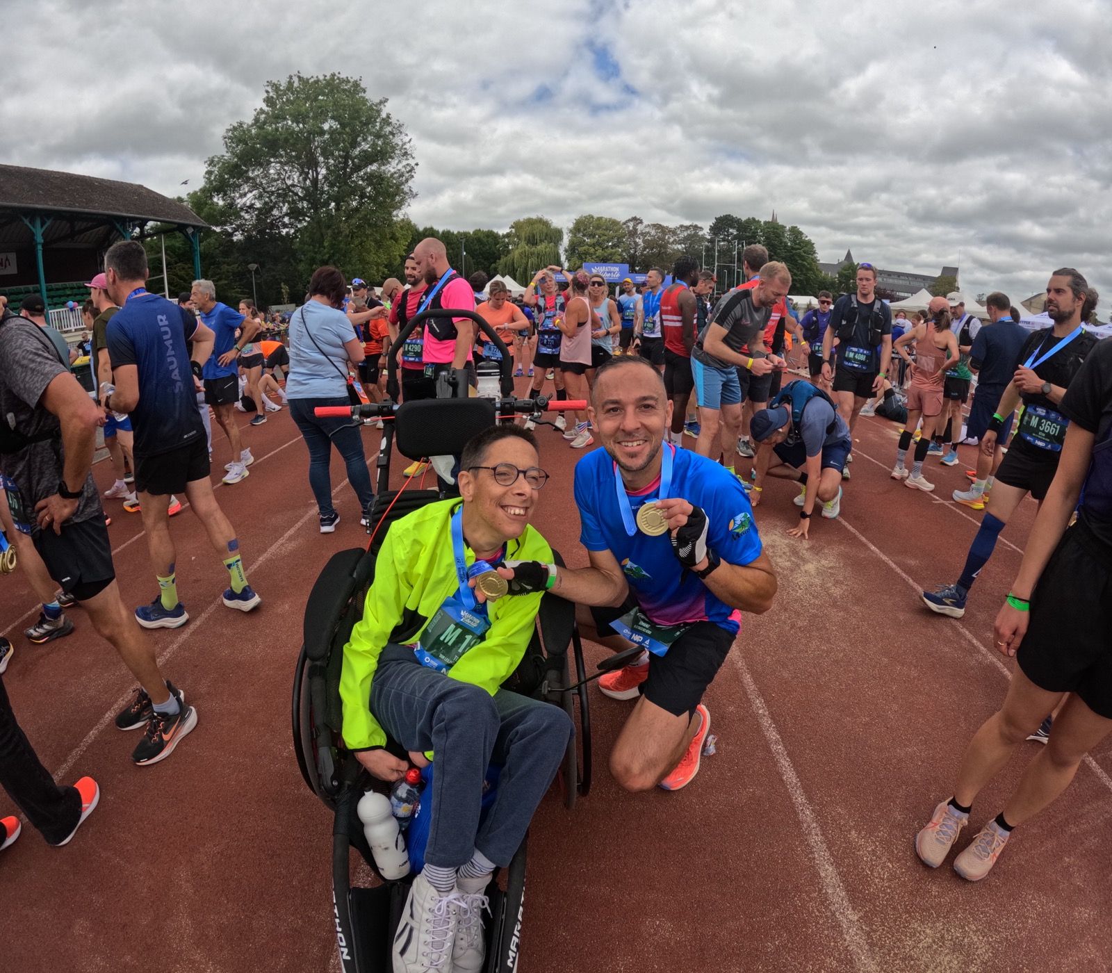 Super Marathon partagé en famille, merci à tous les coureurs qui m’ont ouvert le passage. C’était franchement super. 