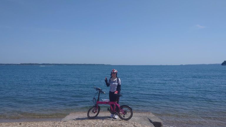 浜名湖をバックに。